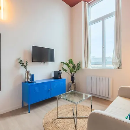 For Two People On The Mezzanine Daire