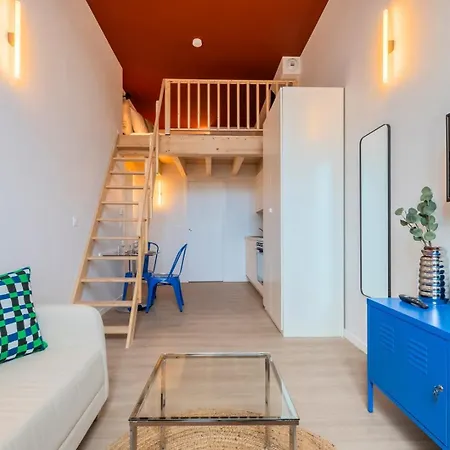 For Two People On The Mezzanine Daire