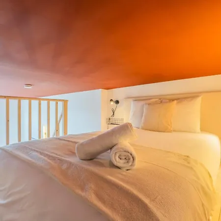For Two People On The Mezzanine Daire *
